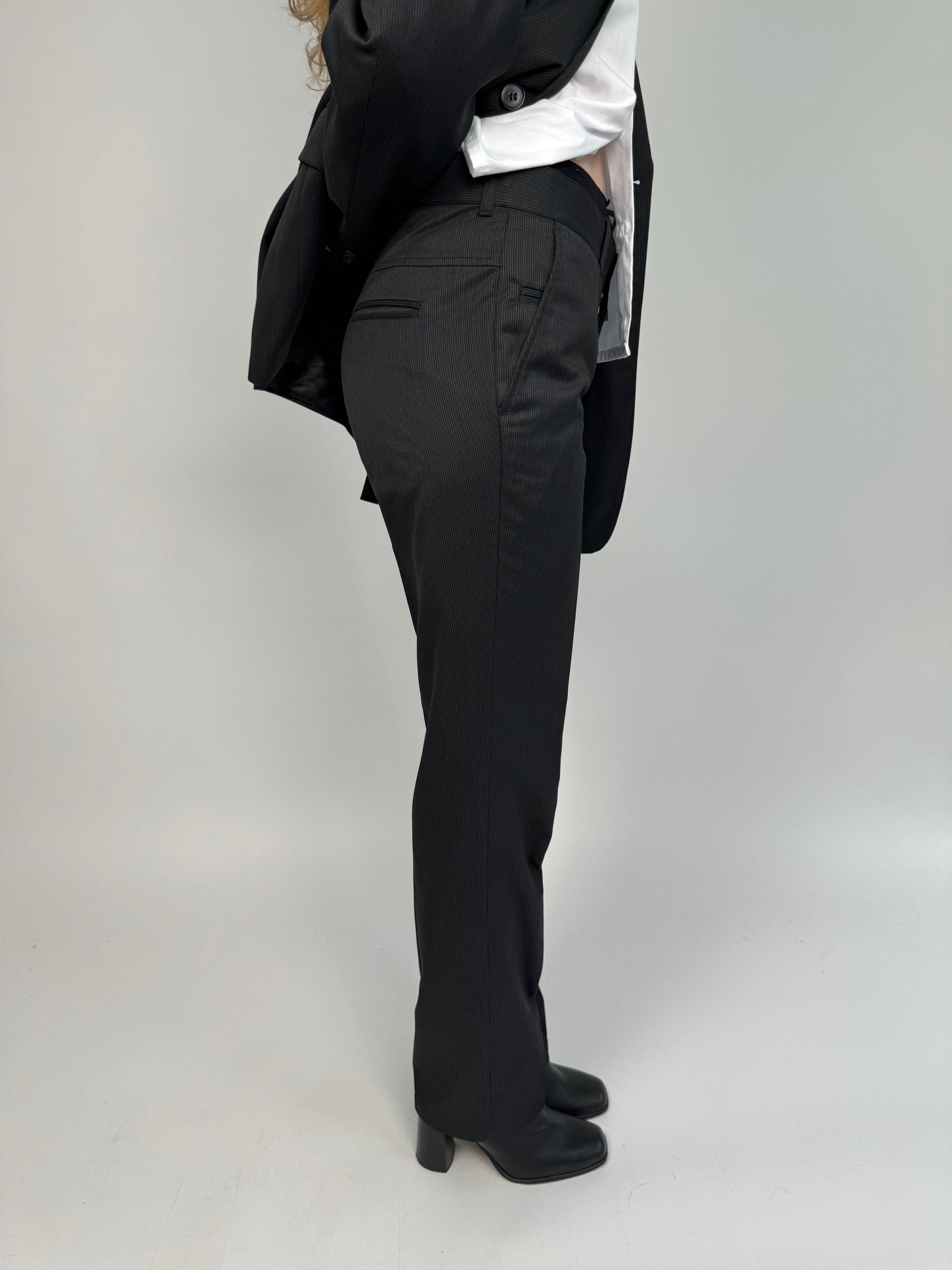 Black Pinstriped Suit str. 38