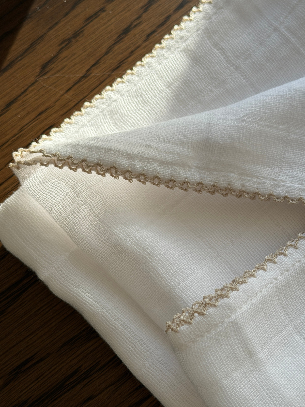 MUSLIN CLOTH WITH CROCHET EDGE