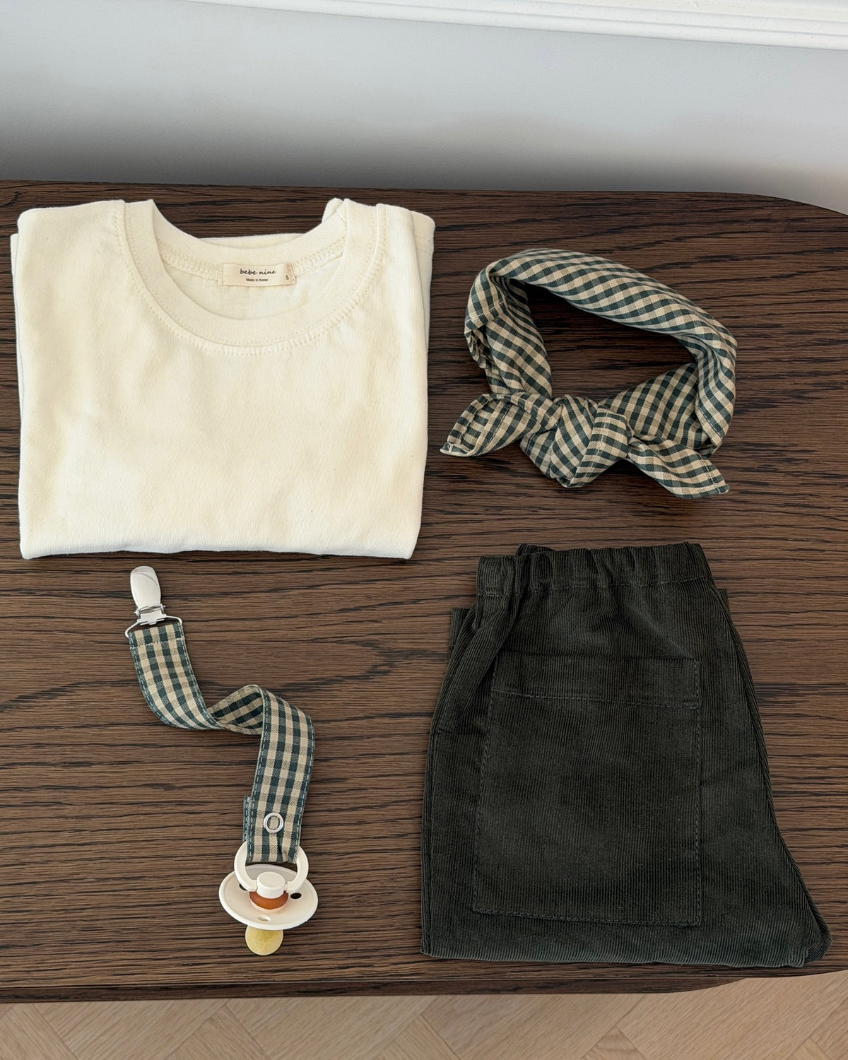 Olive trousers in olive green needlecord – flat lay with T-shirt, scarf and dummy clip