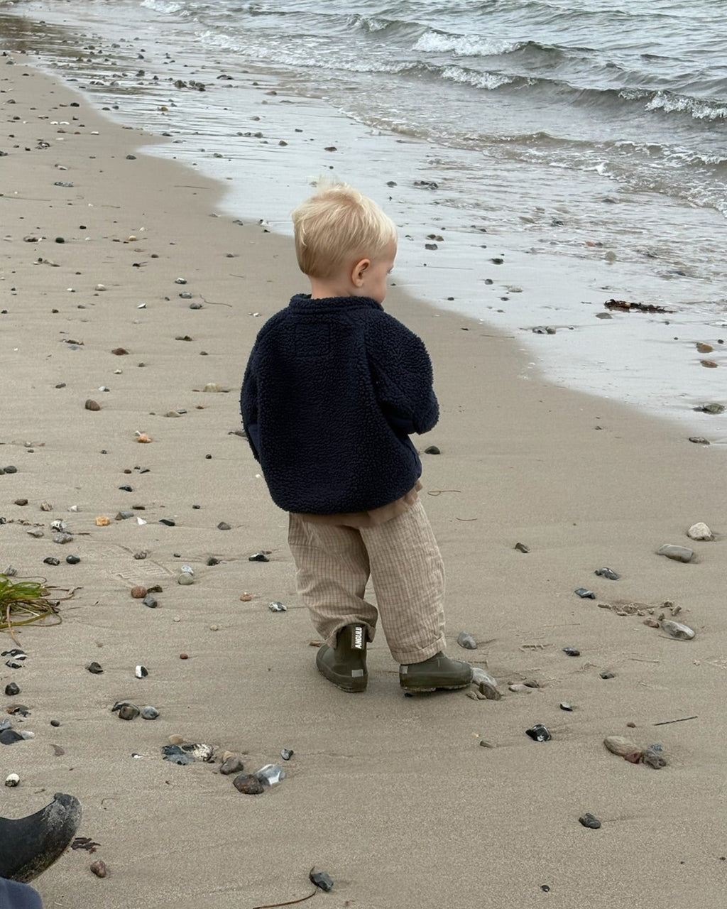 Cappuccino trousers in light beige check cotton – boy on the beach