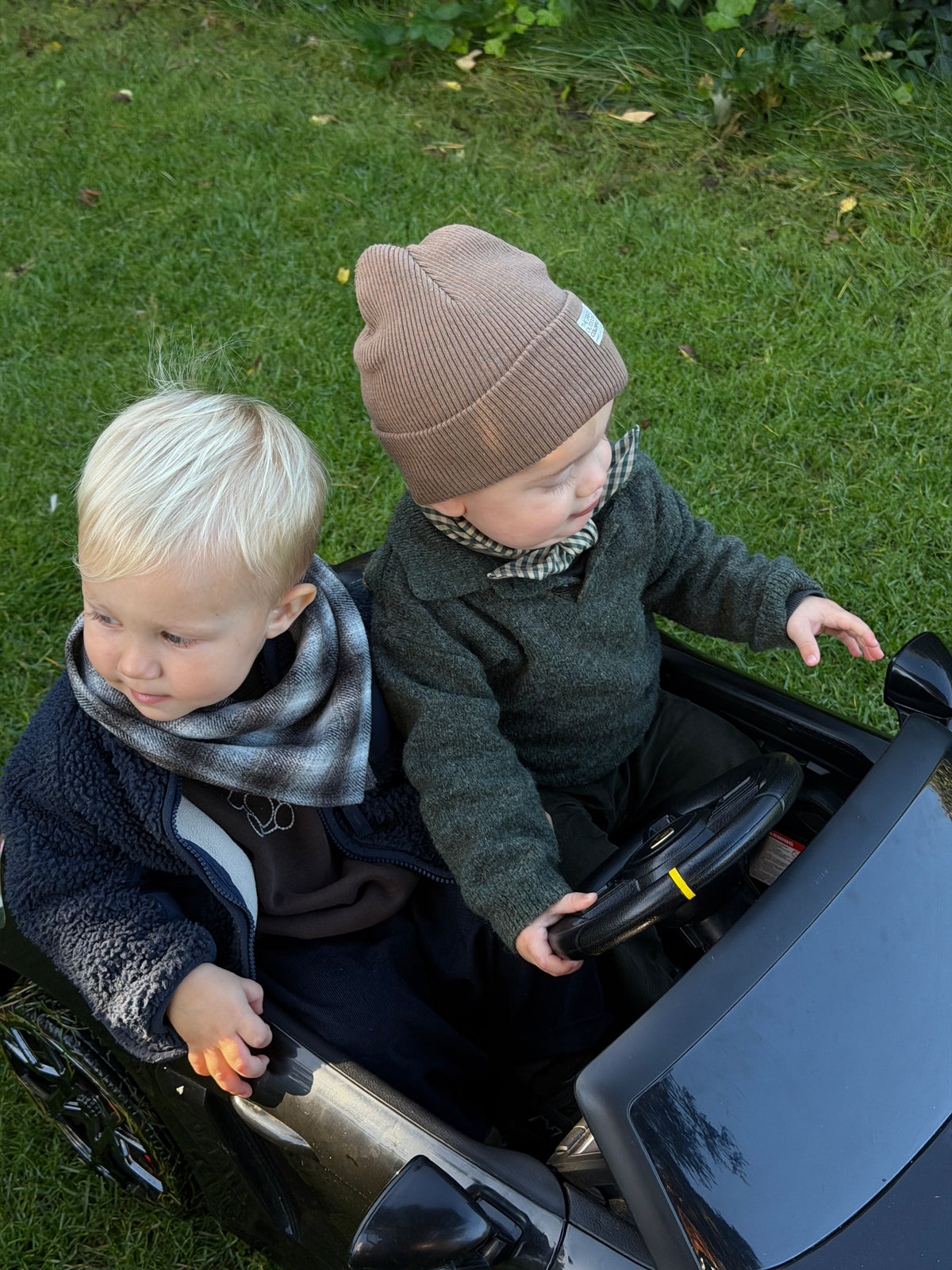 Matcha mini scarf in small green check cotton – two children in a toy car