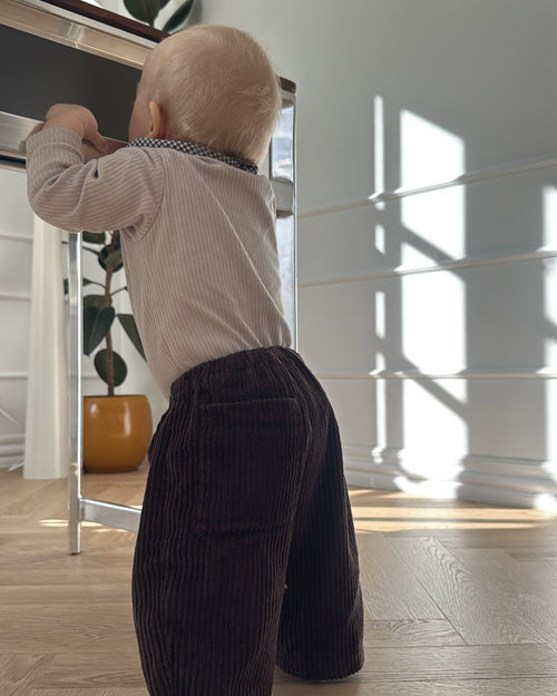 Brune fløjlsbukser til baby i blød fløjl – GAVN Studio – billede 2