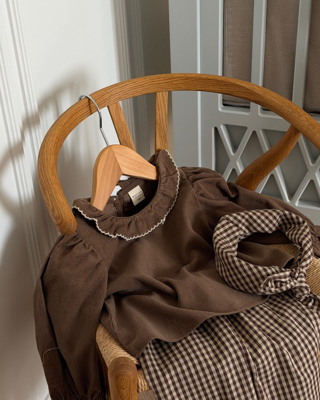 BROWN BLOUSE WITH FRILL COLLAR
