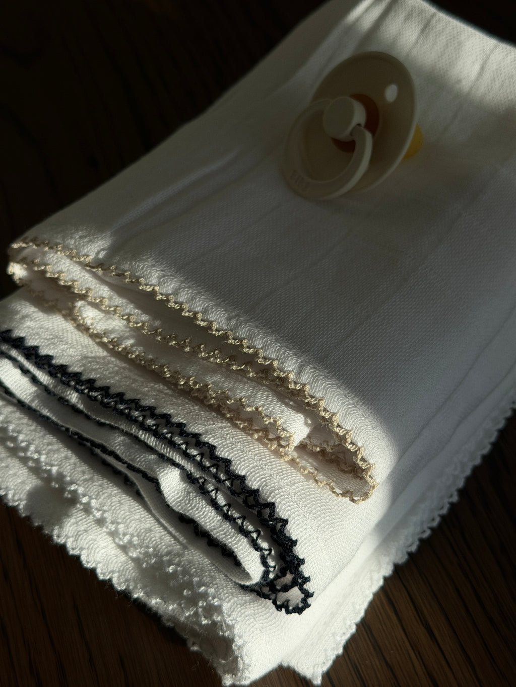 MUSLIN CLOTH WITH CROCHET EDGE