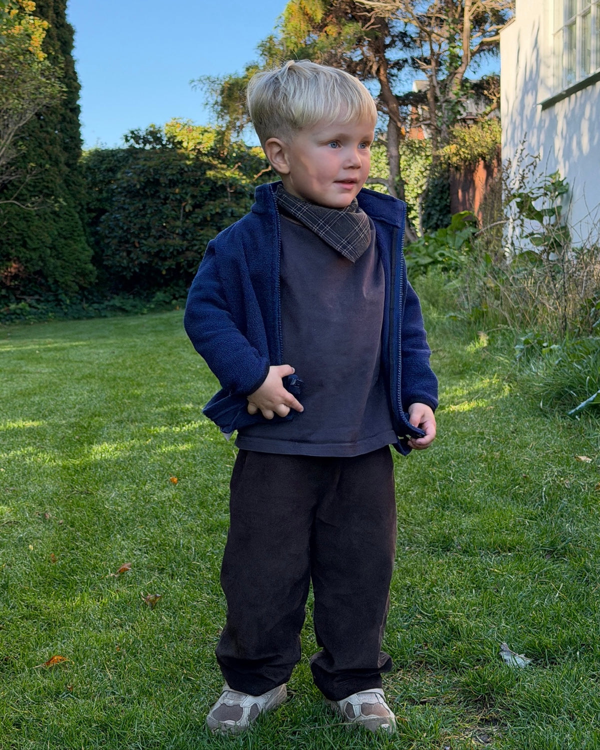 Americano trousers in dark brown needlecord – boy in the garden