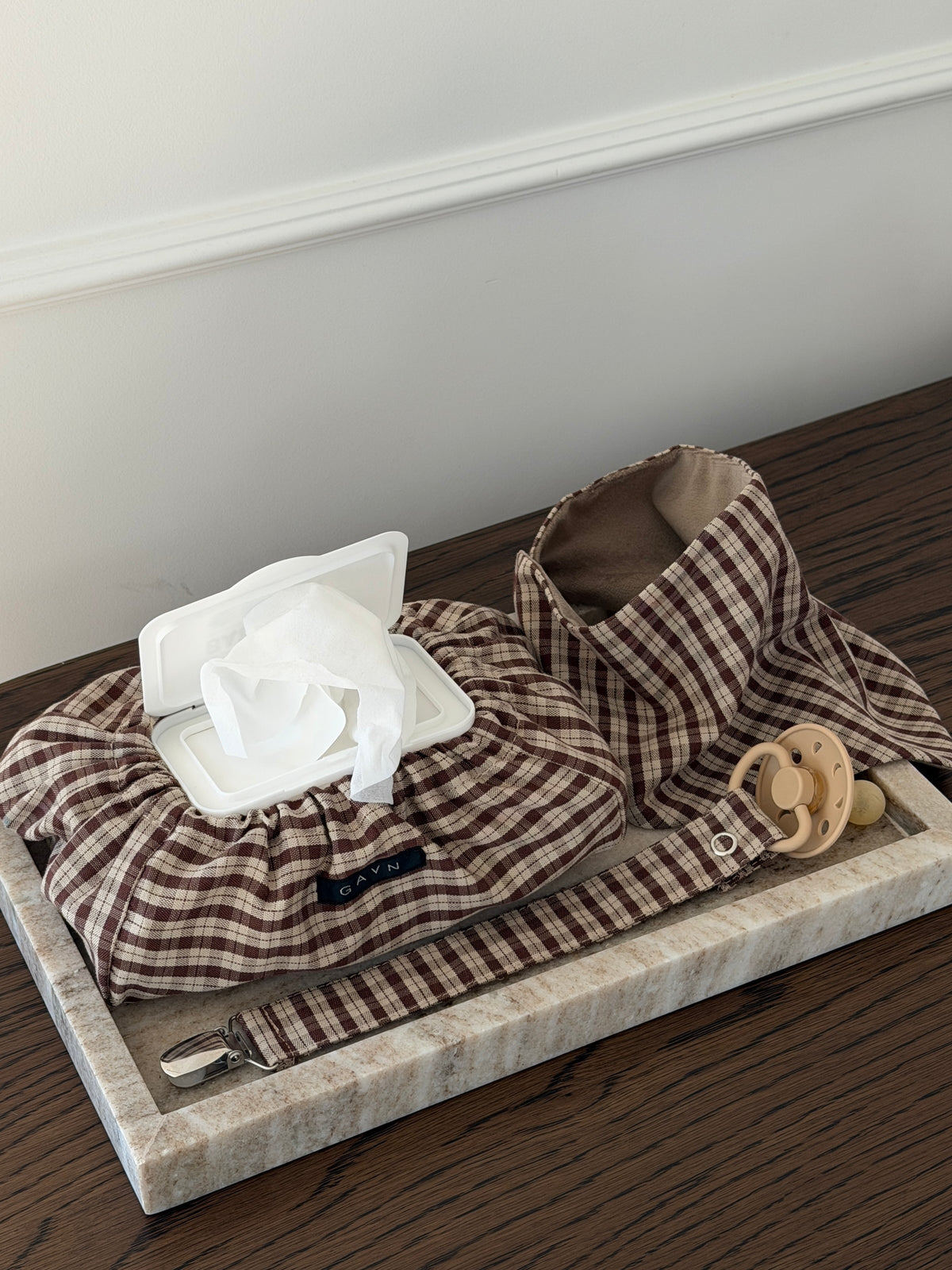 Cortado wet wipes case and bib on a stone tray – sewn in Denmark