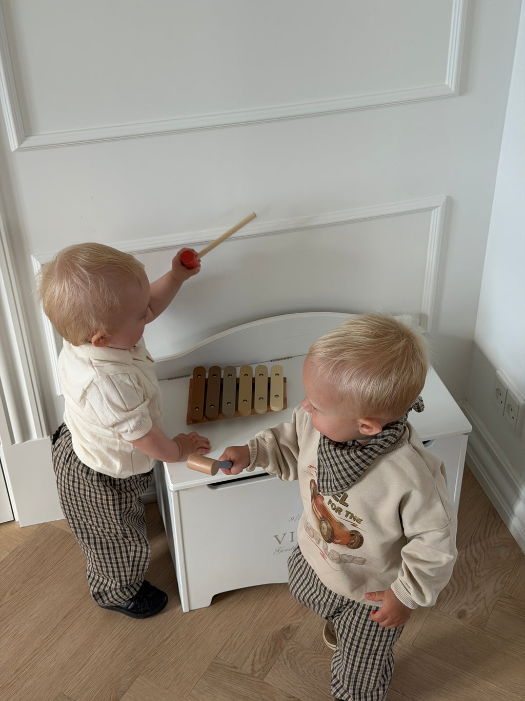 Mocca bukser i brunt tern i bomuld – to drenge leger i stue