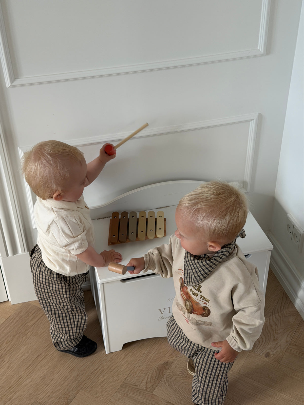 Mocca bukser i brunt tern i bomuld – to drenge leger i stue