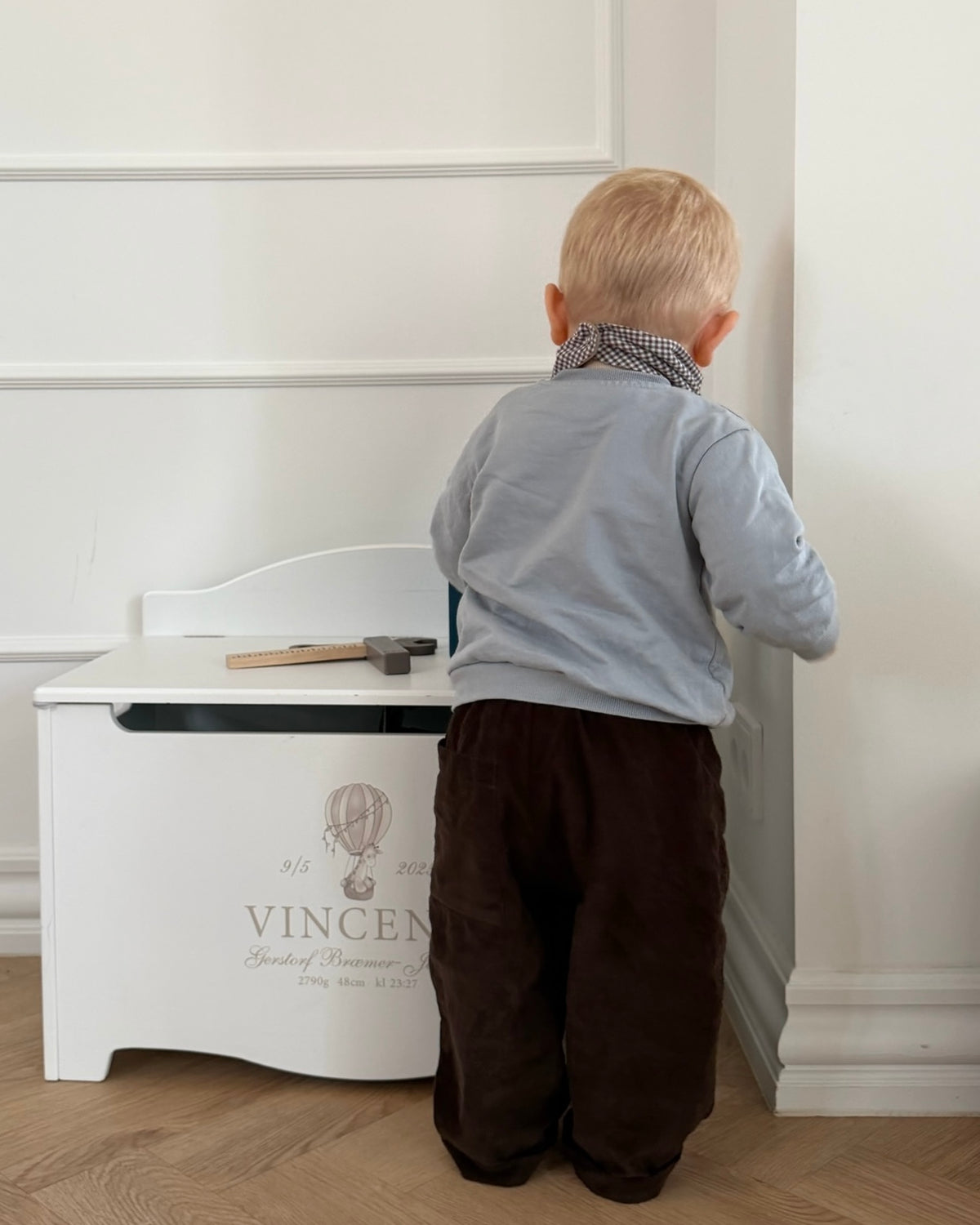 Americano trousers in dark brown needlecord – boy seen from behind
