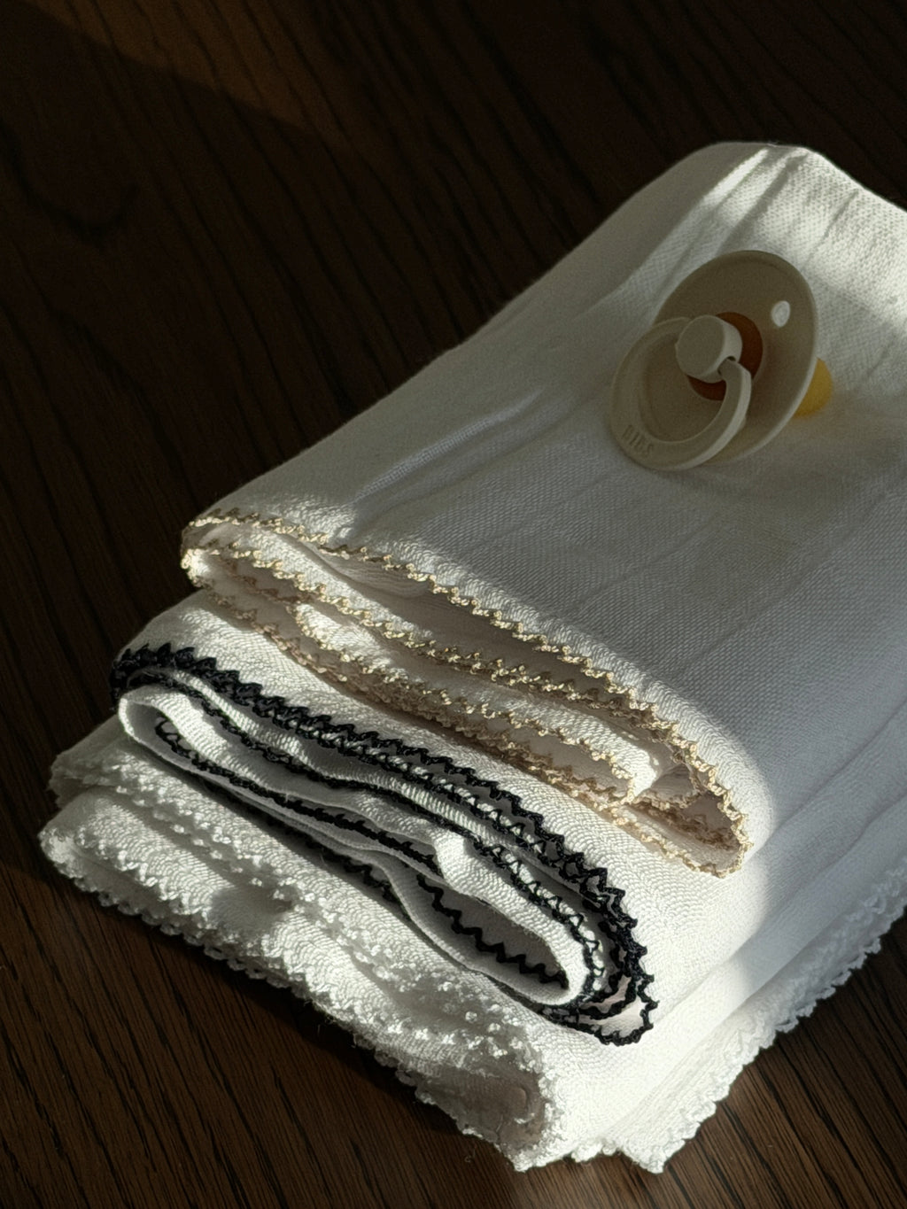 MUSLIN CLOTH WITH CROCHET EDGE