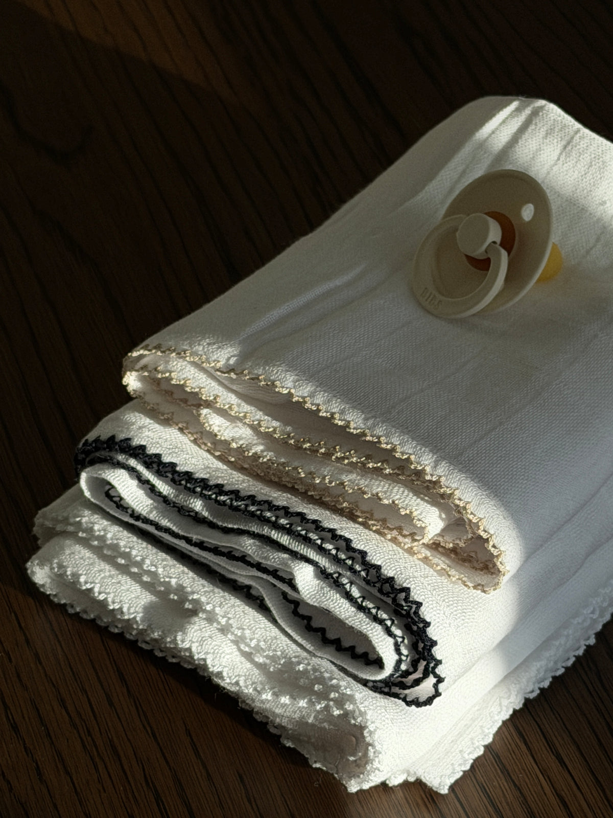 MUSLIN CLOTH WITH CROCHET EDGE