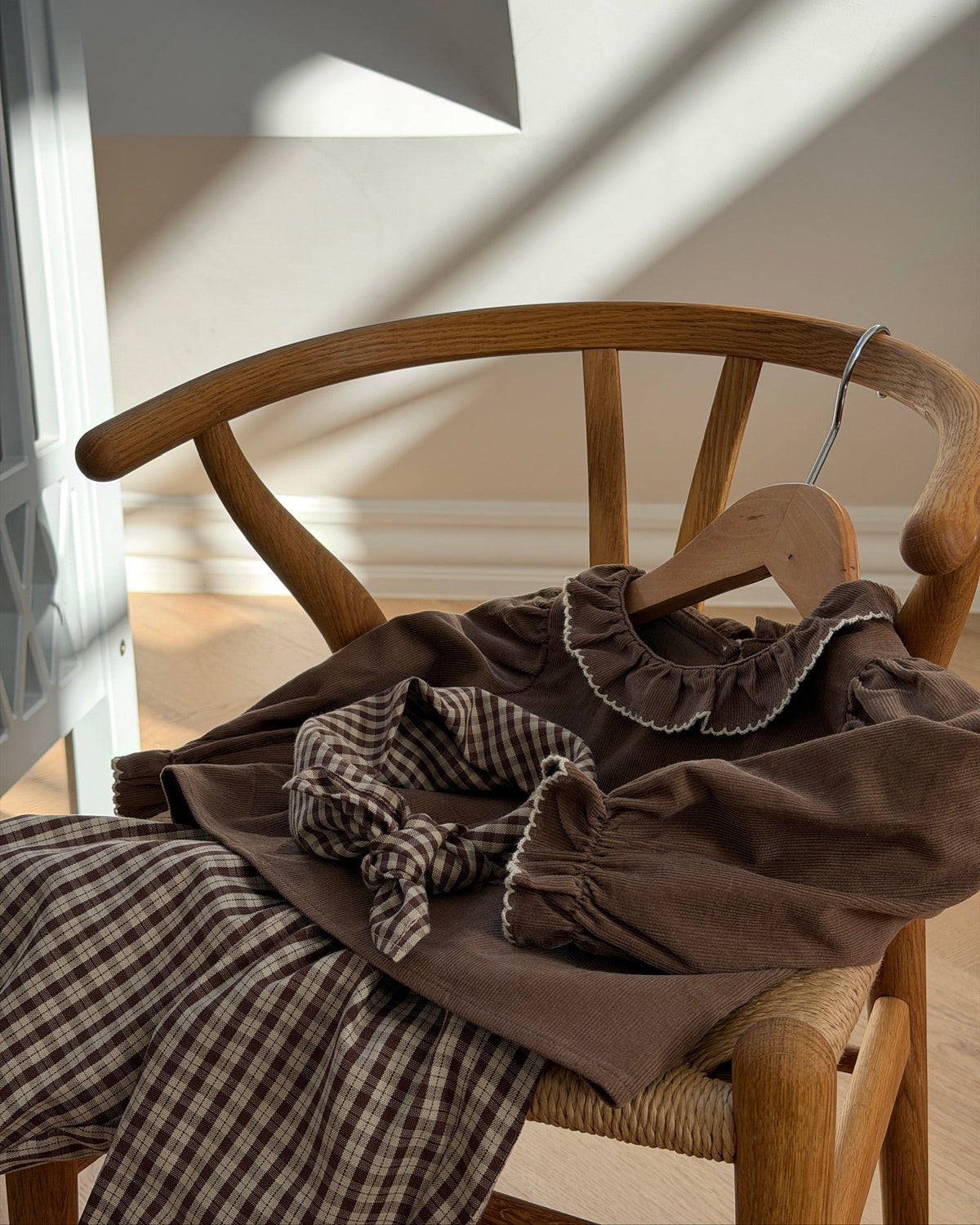 BROWN BLOUSE WITH FRILL COLLAR