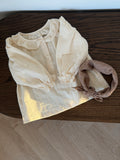 Creme skjortebluse med flæsekrave liggende med tørklæde
