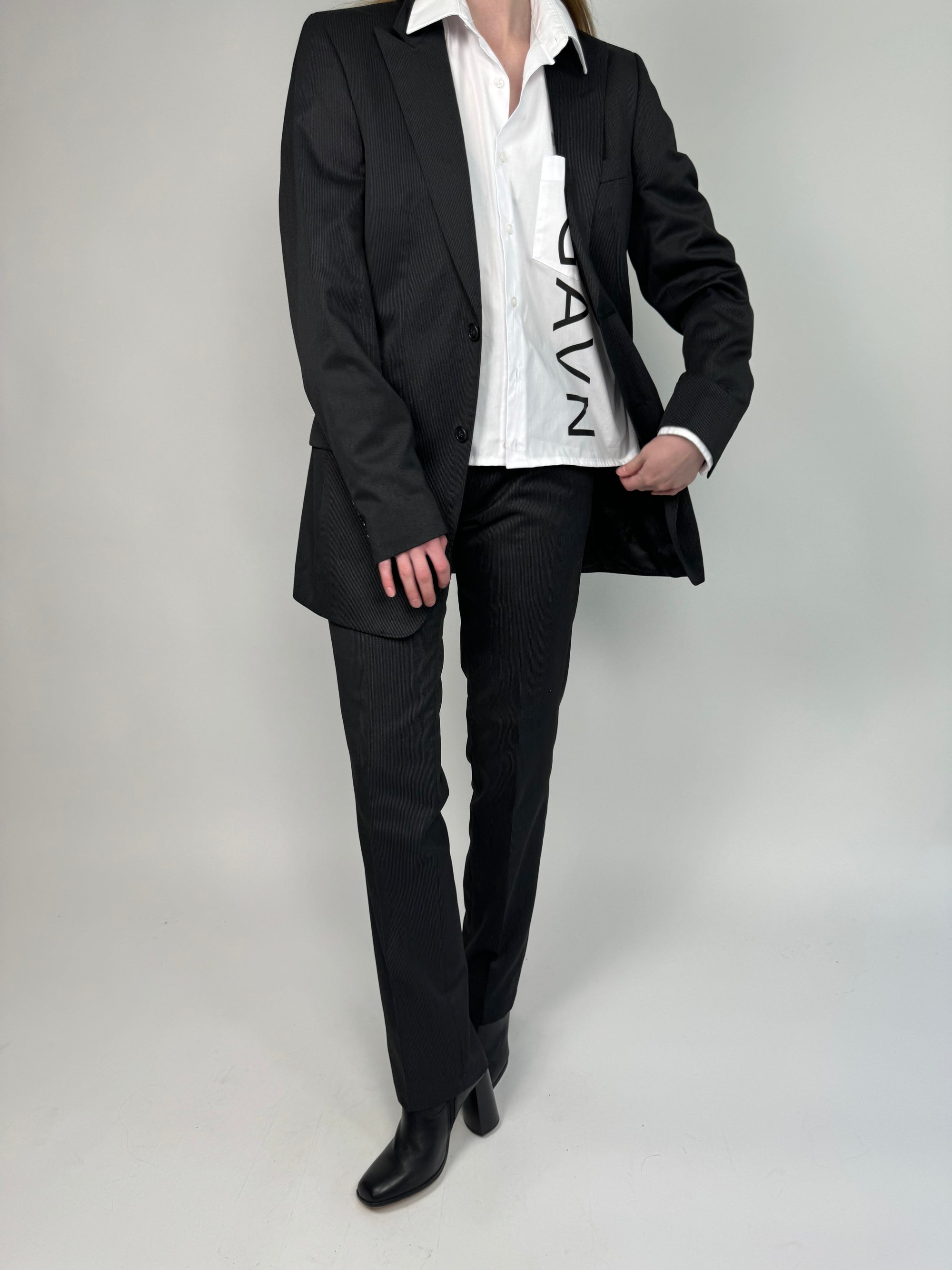 Black Pinstriped Suit str. 38