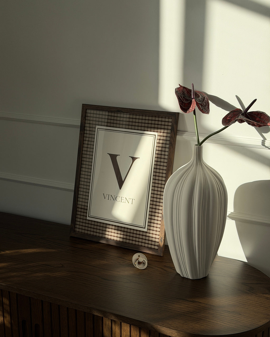 Cortado name poster in brown check and a dark wooden frame on a sideboard