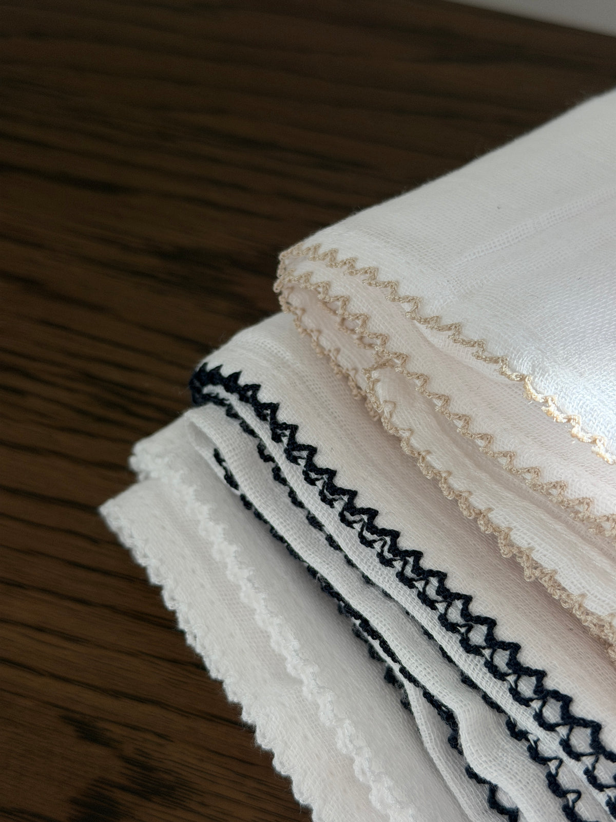MUSLIN CLOTH WITH CROCHET EDGE
