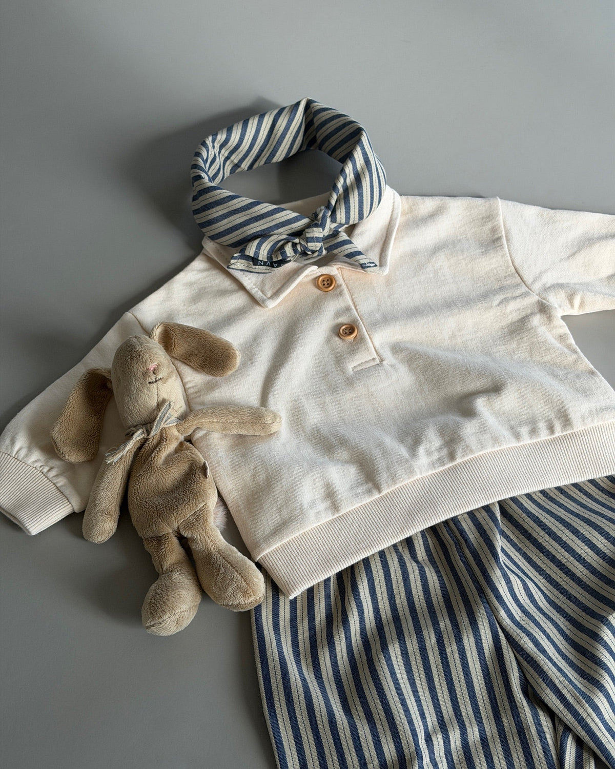 CREAM LONG-SLEEVE POLO TOP