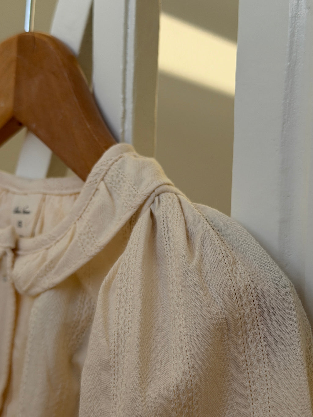 Creme skjortebluse med flæsekrave, tæt på krave og ærme