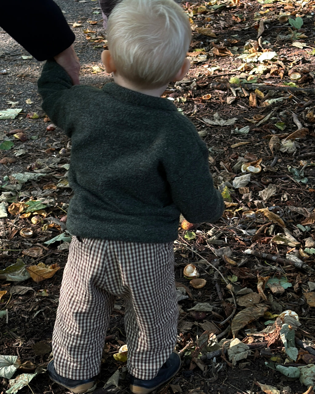 Cortado mini trousers in small brown check cotton – child seen from behind outdoors