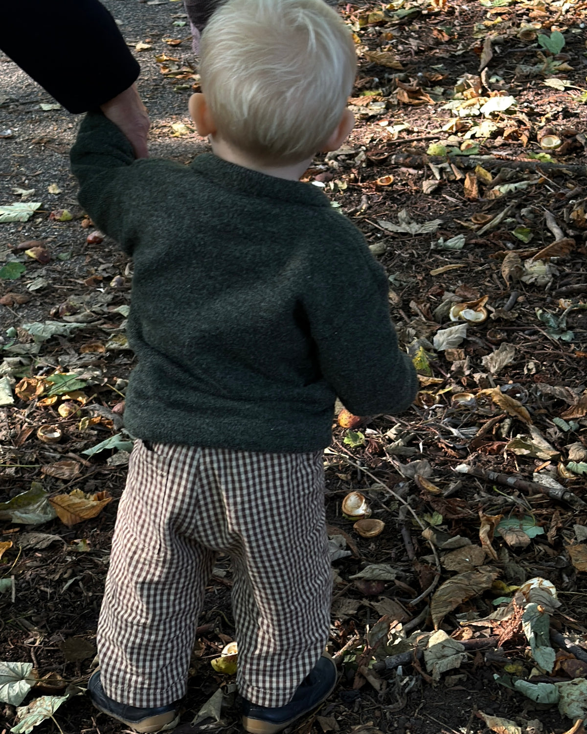 Cortado mini trousers in small brown check cotton – child seen from behind outdoors