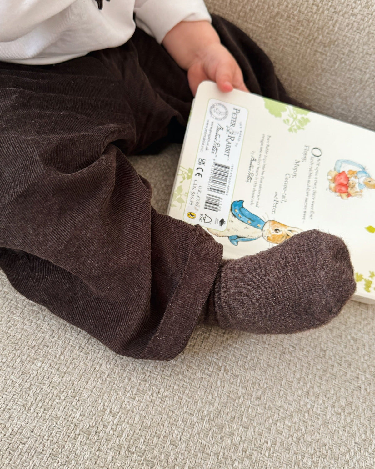 Americano trousers in dark brown needlecord, close-up of the needlecord while the child reads