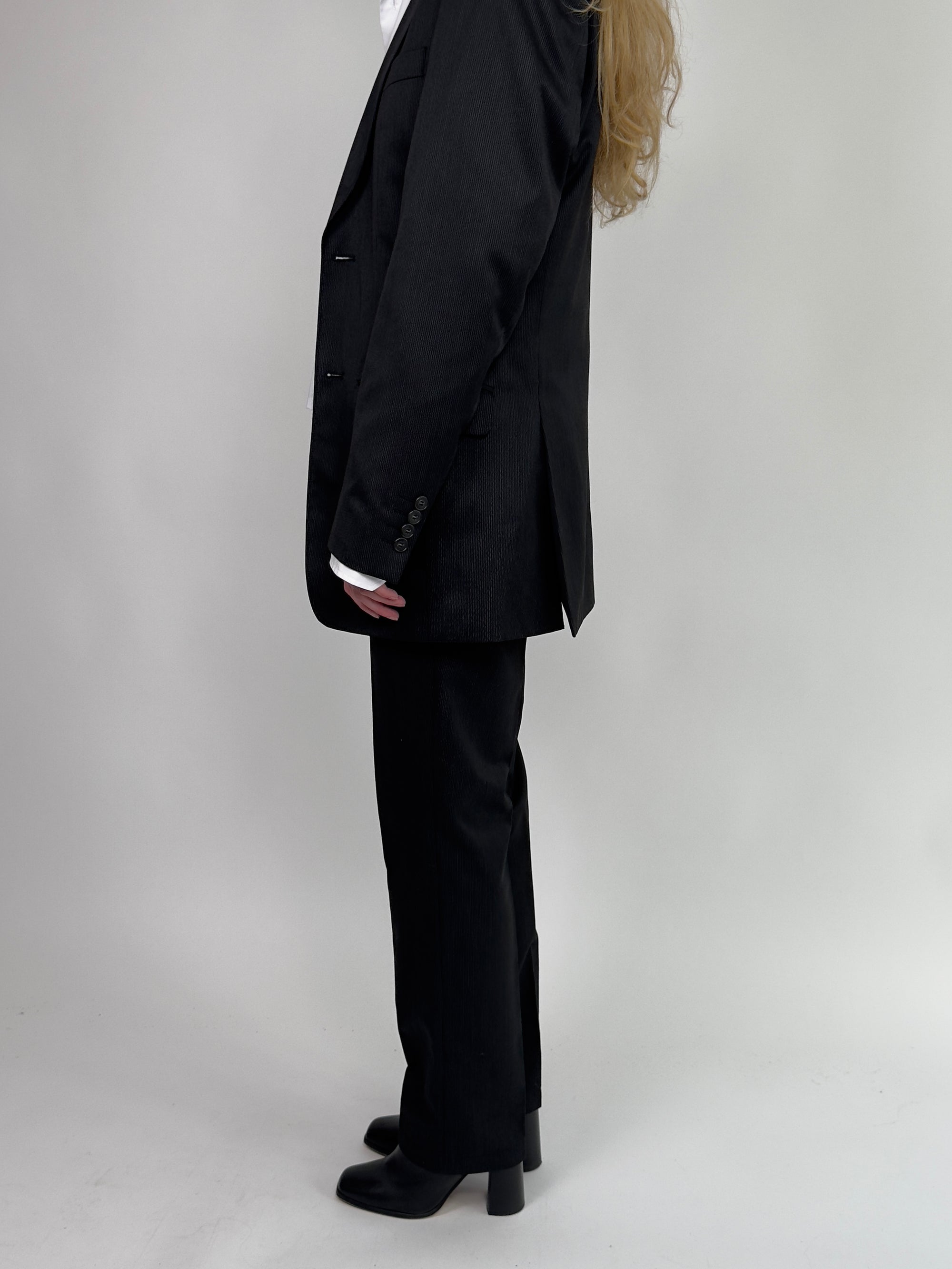 Black Pinstriped Suit str. 38