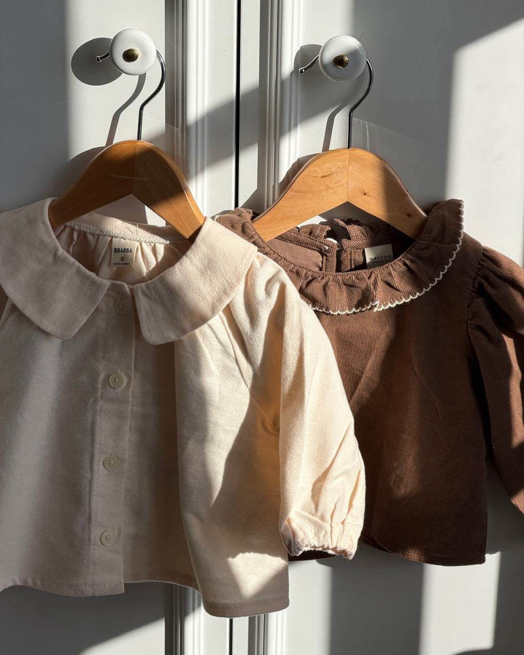 BROWN BLOUSE WITH FRILL COLLAR