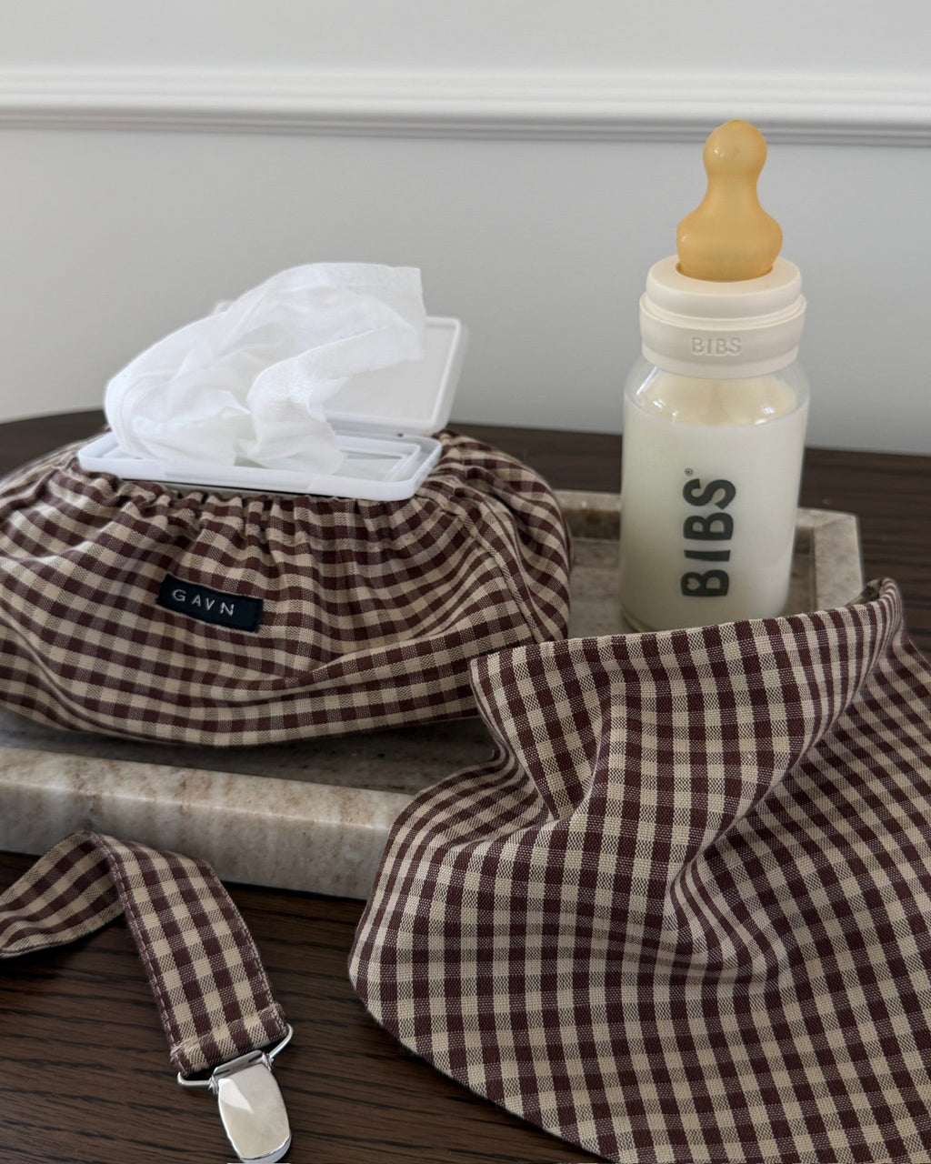 Cortado mini tilbehørssæt med hagesmæk, suttesnor og vådserviet etui ved sutteflaske