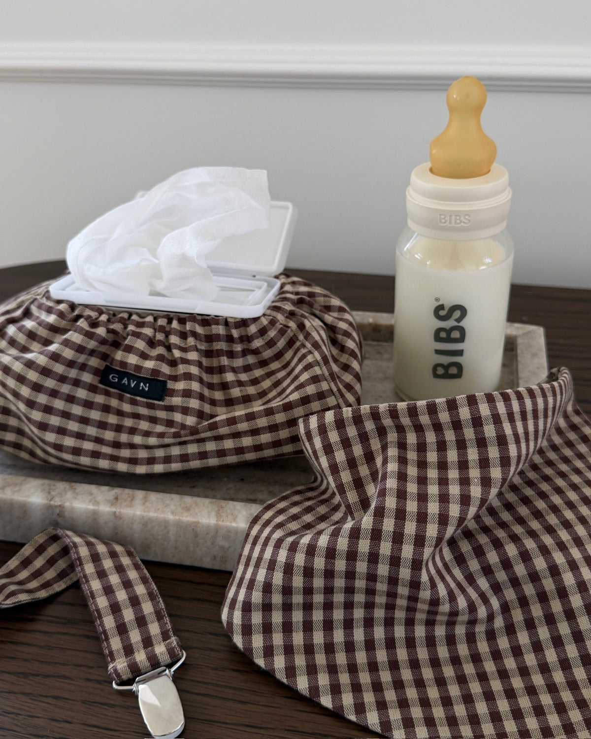 Cortado mini accessory set with bib, dummy clip and wet wipes case by a bottle