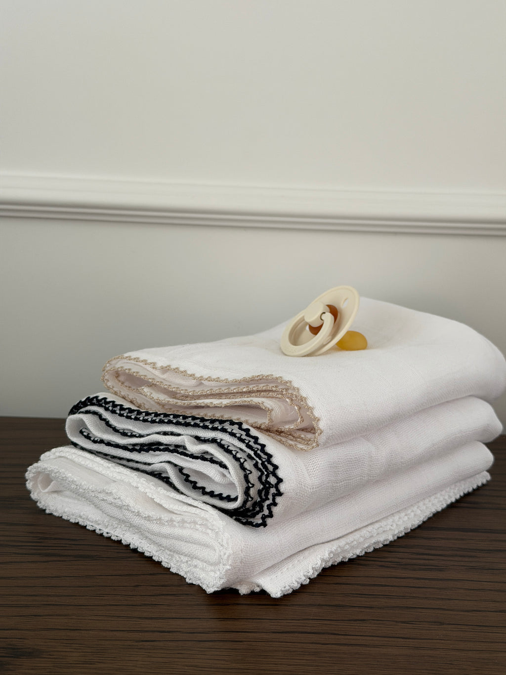 MUSLIN CLOTH WITH CROCHET EDGE