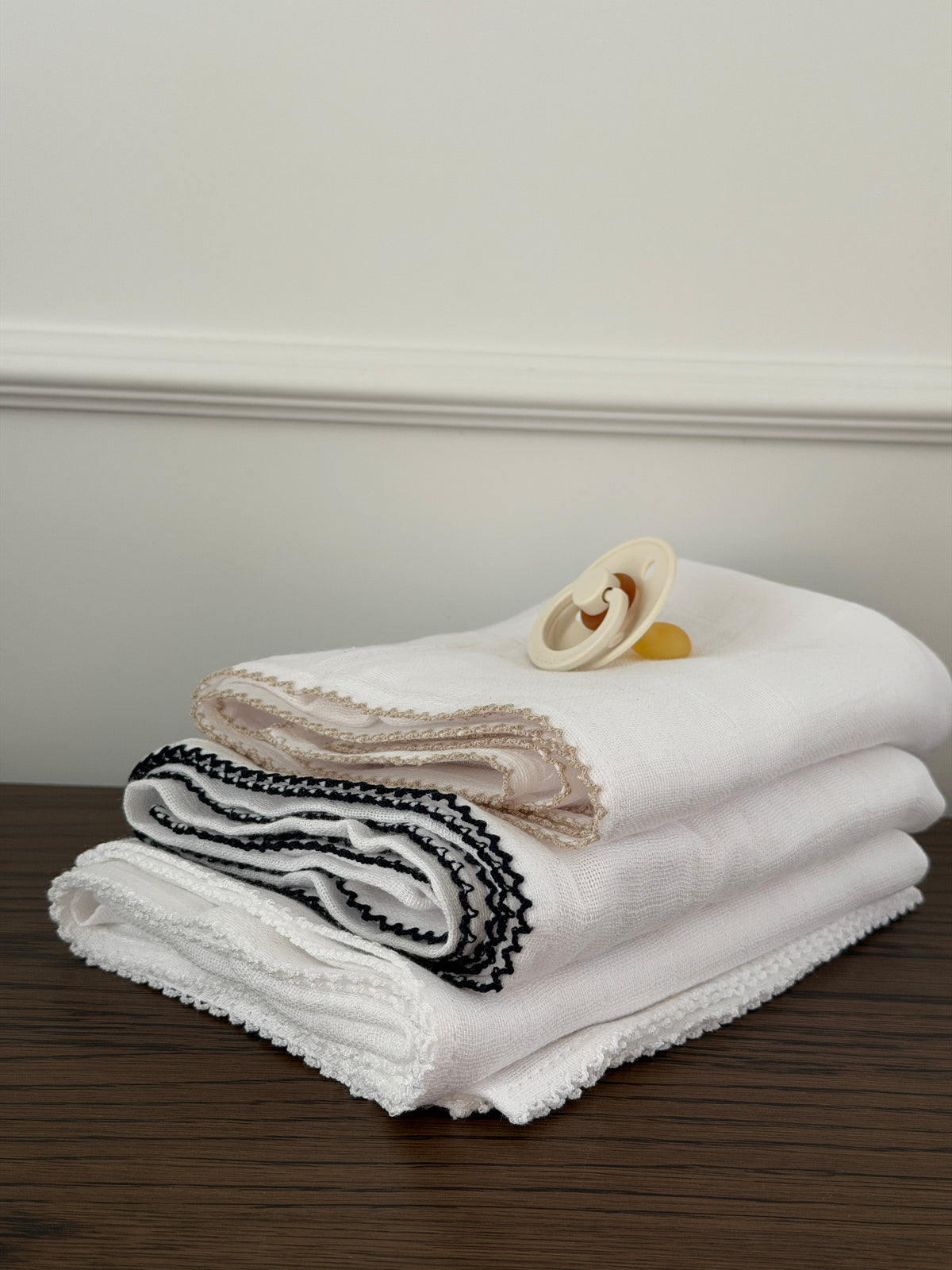 MUSLIN CLOTH WITH CROCHET EDGE