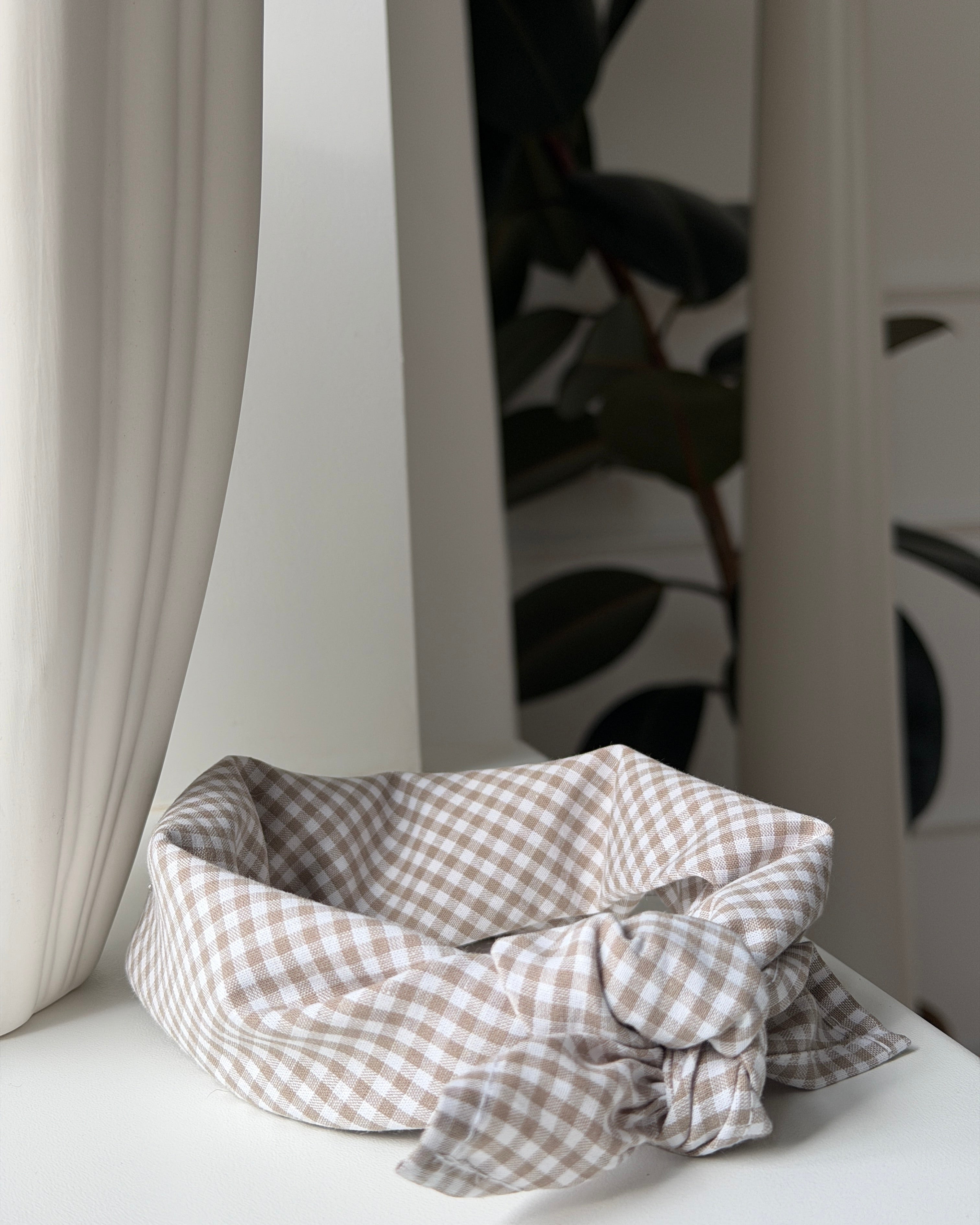FLAT WHITE SCARF