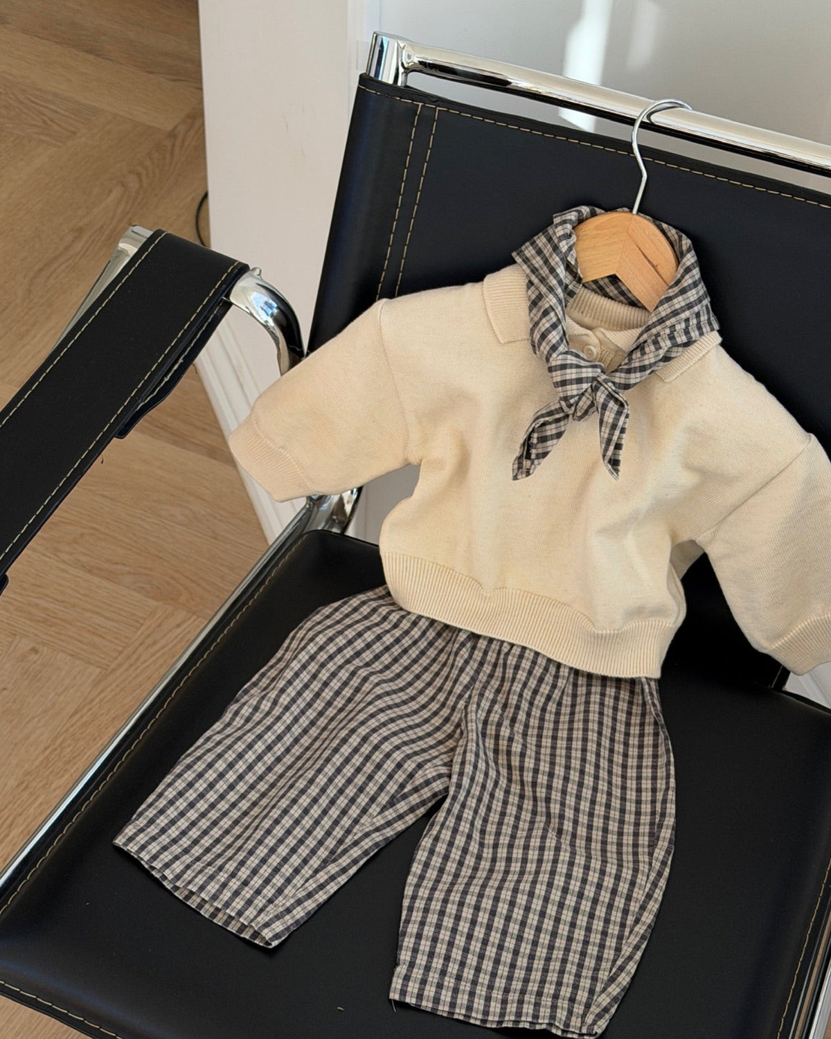 Creme strikket polotrøje til baby stylet med ternede bukser og tørklæde