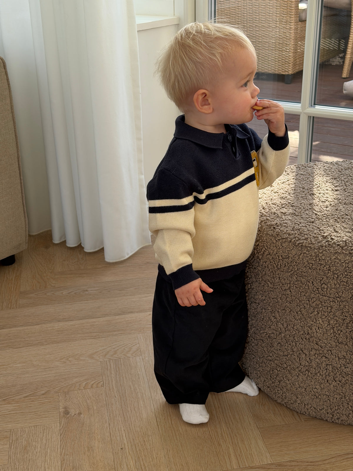 Marine trousers in navy needlecord – boy standing in the living room