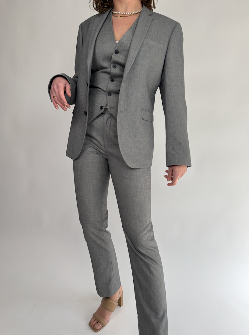 Grey Suit With Waistcoat str. 42